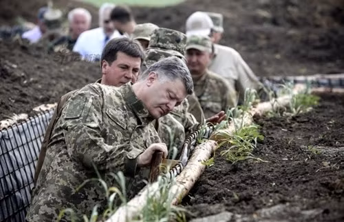 Can canh Tong thong Ukraine thi sat chien hao mien Dong Donetsk-Hinh-5