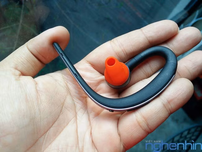 Phần tai nghe có gắn một chụp nhựa màu đỏ để tăng chất lượng âm thanh, riêng khu vực này có thể xoay 180 độ để tương thích với việc đeo tai trái hoặc phải, đây cũng là khu vực dùng kết nối nhanh với smartphone thông qua NFC, ở việc duy trì cuộc gọi cũng như ra lệnh cho smartphone, Jabra Storm sử dụng chuẩn Bluetooth 4.0.