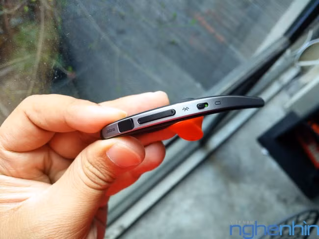 Cạnh trái và phải của nút nguồn là đèn LED báo tình trạng kết nối USB và đèn báo pin còn lại của tai nghe.