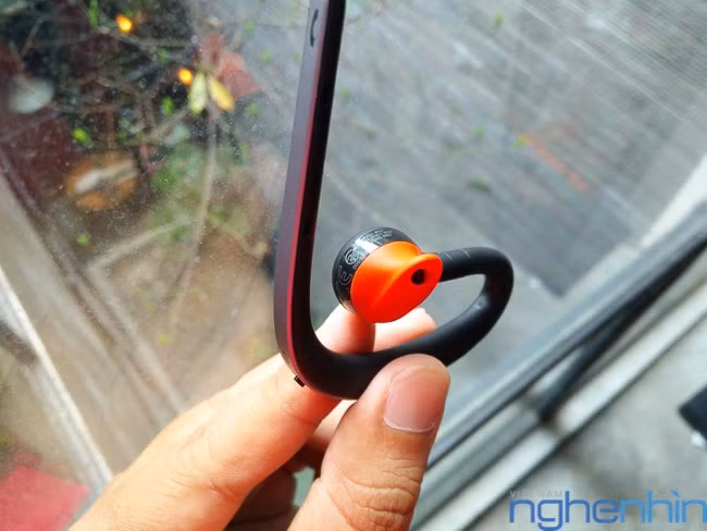 Tai nghe bluetooth Jabra Storm được bán chính thức tại thị trường Việt Nam với giá 2.149.000 đồng