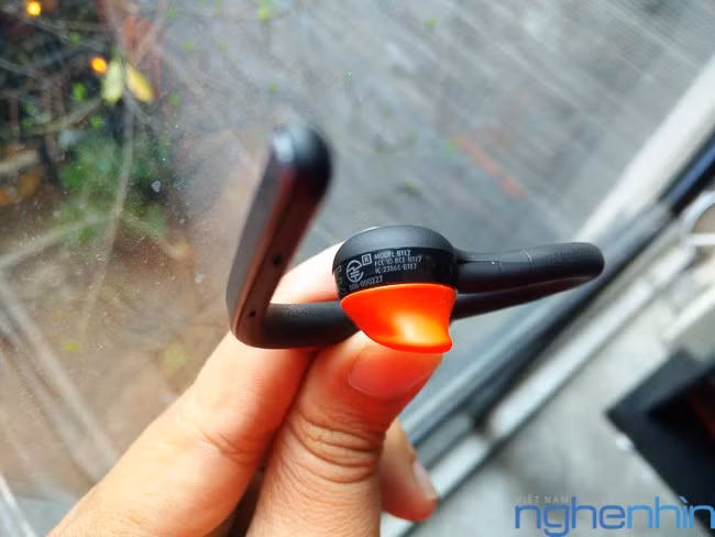 Theo bảng thông số kỹ thuật, Jabra Storm có thời gian sạc chỉ mất khoảng 2 giờ đồng hồ, ở điều kiện sử dụng thông thường thiết bị có thể hoạt động đến khoảng 3 ngày mới phải sạc lại pin.