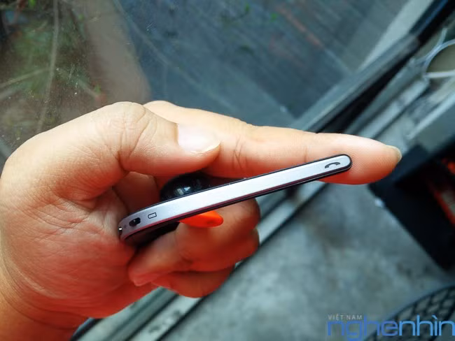 Phía cuối của tai nghe Jabra Storm là nút nhận hoặc ngắt cuộc gọi, dọc theo cần này là 4 lỗ dùng đặt microphone.