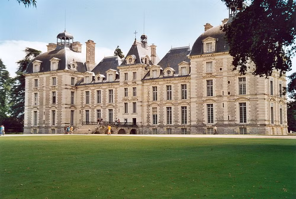 8. Lâu đài Cheverny được xây giữa năm 1624 và 1630, nổi tiếng với bộ sưu tập nội thất tinh tế và các tác phẩm nghệ thuật có giá trị.