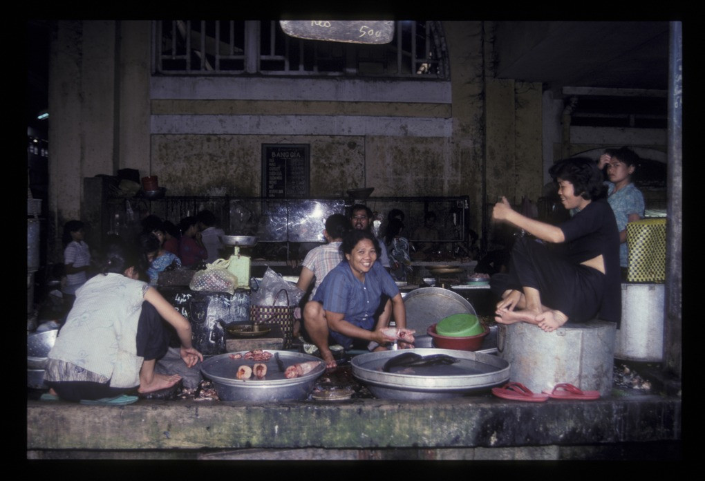 Các bà bán cá trong chợ Bến Thành.