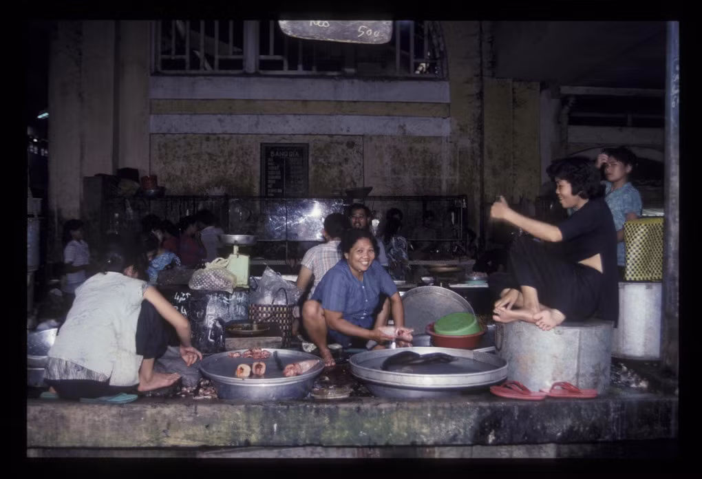 Các bà bán cá trong chợ Bến Thành.