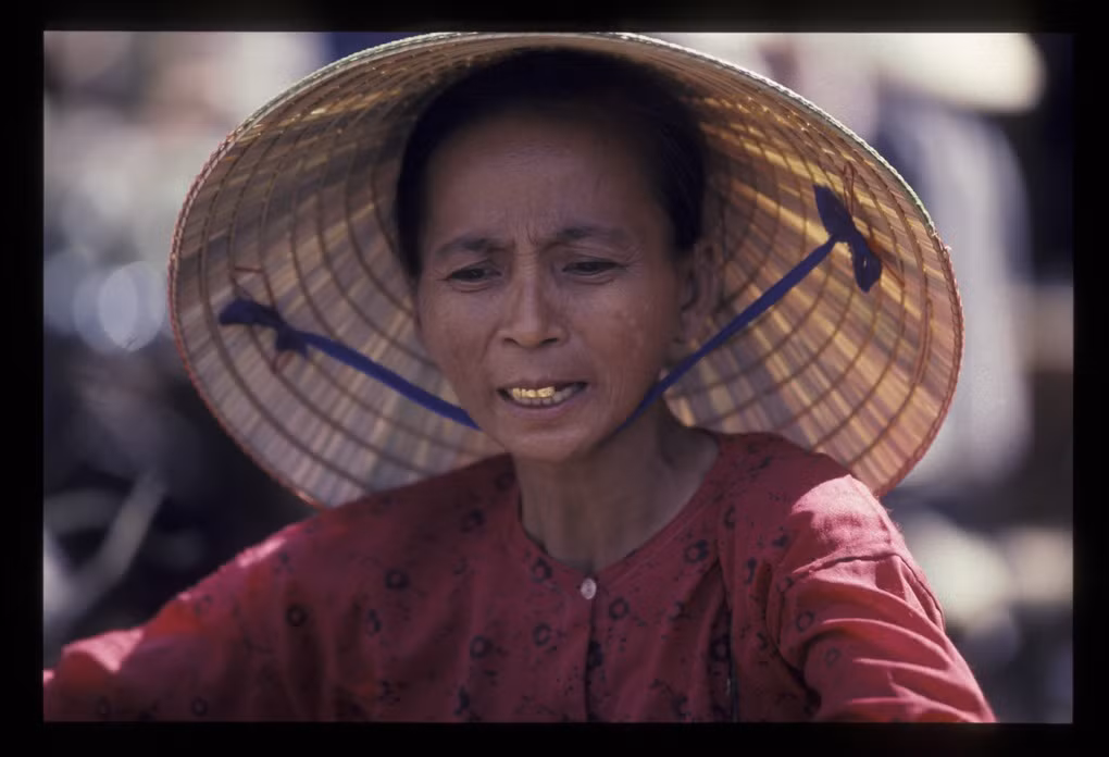 Một người phụ nữ bán hàng rong trên đường Nguyễn Thái Học.