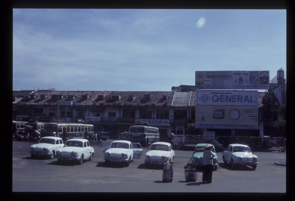 Bến xe trước chợ Bến Thành.