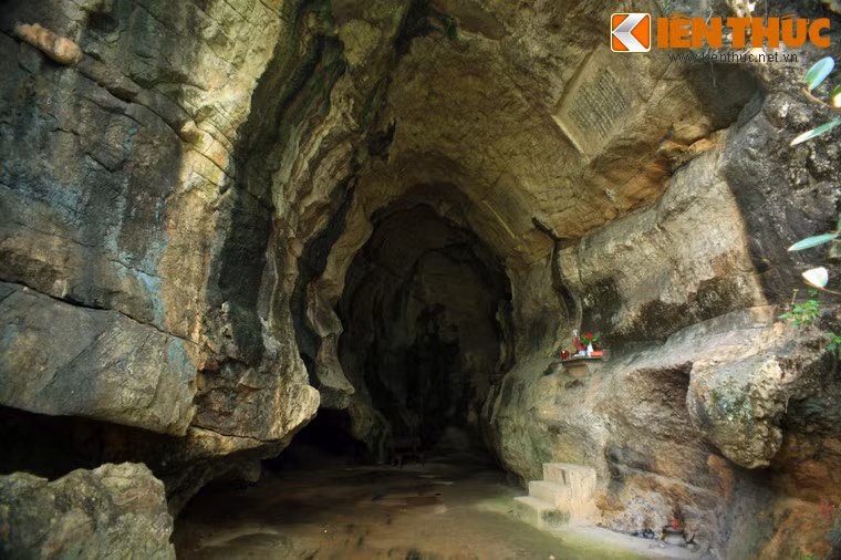 Lòng hang rộng và cao ráo, có thể chứa cả trăm người.