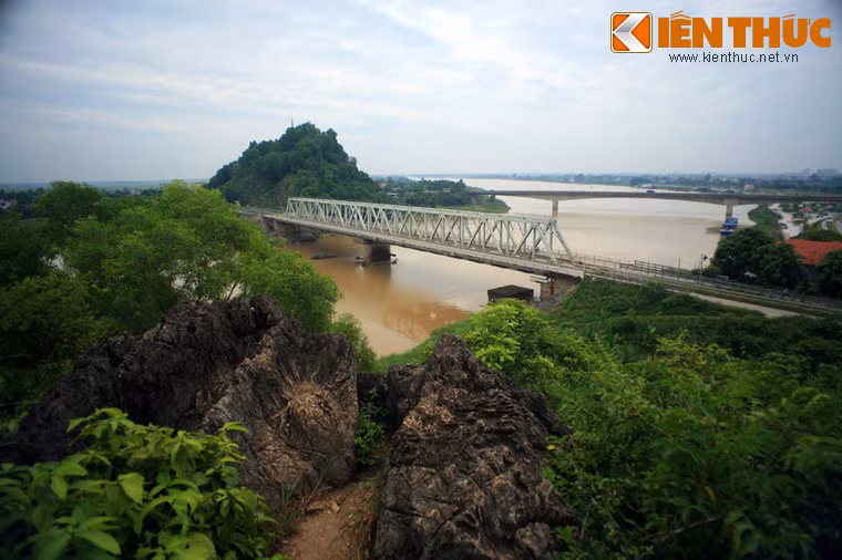 Từ hang Mắt Rồng có thể nhìn bao quát cả vùng rộng lớn với phong cảnh hữu tình của dòng sông Mã và những ngọn núi nhấp nhô.