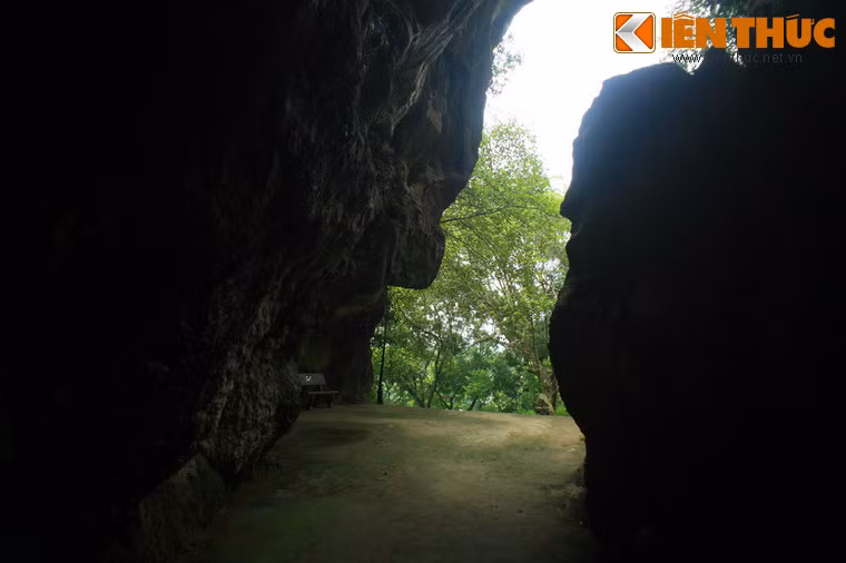 Ngày nay, hang Mắt Rồng là một điểm thú vị dành cho du khách khi đến thăm mảnh đất Thanh Hóa.