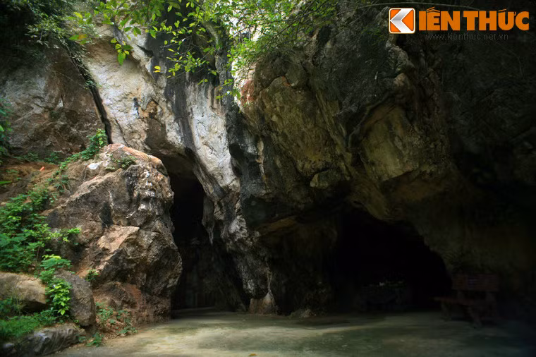 Hang nằm ở lưng chừng núi, bên ngoài thoáng đãng, có chiều dài khoảng 100m thông sang bên kia sườn súi.