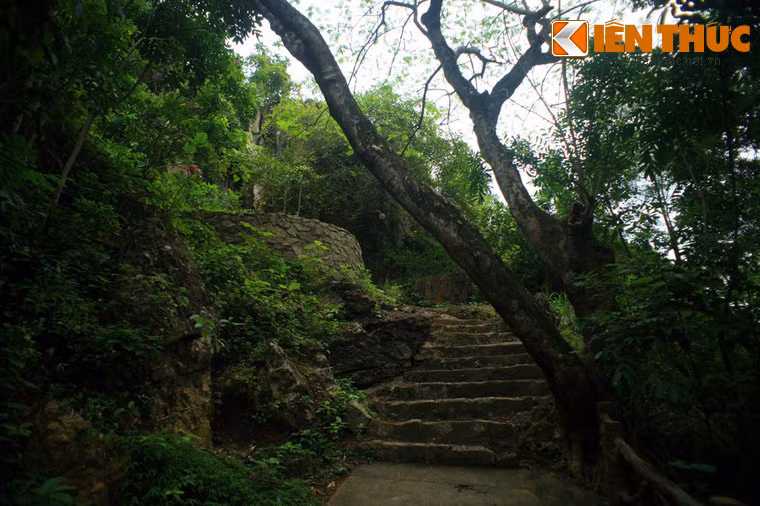 Nằm trên dãy núi Hàm Rồng, hang Mắt Rồng (động Long Quang) là một điểm đến quan trọng của quần thể di tích lịch sử - danh thắng Hàm Rồng của tỉnh Thanh Hóa.