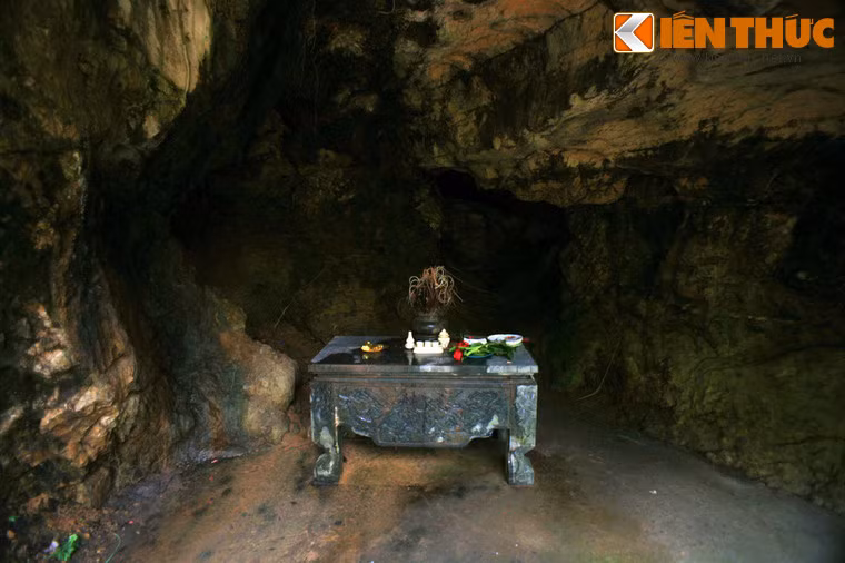 Tương truyền, Vua Lê Thánh Tông cũng đã tới đây du ngoạn, hứng bút đề thơ lên mái đá, lấy tên Thiên Nam Động Chủ.