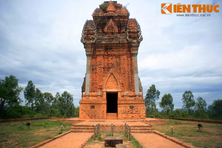 Tháp được xây dựng vào thế kỷ 12, thuộc phong cách Bình Định và có một phần ảnh hưởng từ kiến trúc Angkor Vat của người Khmer do thời kỳ này có sự giao lưu thường xuyên giữa vương quốc Khmer và Champa.