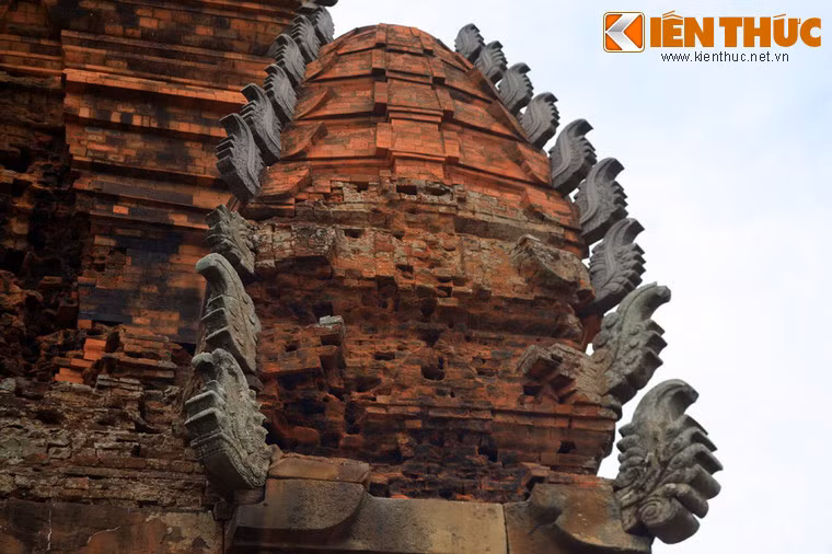 Các tháp trang trí góc các tầng cuộn lại thành những khối chắc nịch, những phiến đá trang trí các góc tường phía trên của các tầng hình hoa lá nhô mạnh ra như những cánh tiên.