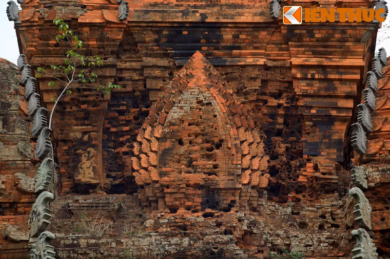 Dù chỉ có một tháp đơn lẻ song hình dáng, cấu trúc của tháp Cánh Tiên lại không hề khác với các ngôi tháp vuông nhiều tầng xây bằng gạch vào loại lớn của Champa.