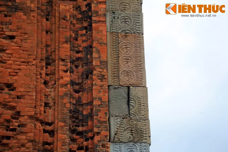 Một trong những điều kỳ lạ nhất ở tháp Cánh Tiên là phần phía ngoài của cột ốp góc tường được ốp kín bằng những phiến đá sa thạch màu có chạm khắc hoa dây xoắn và góc các diềm mái của tháp cũng được làm bằng đá - hiện tượng độc nhất trong lịch sử kiến trúc tháp Chăm.