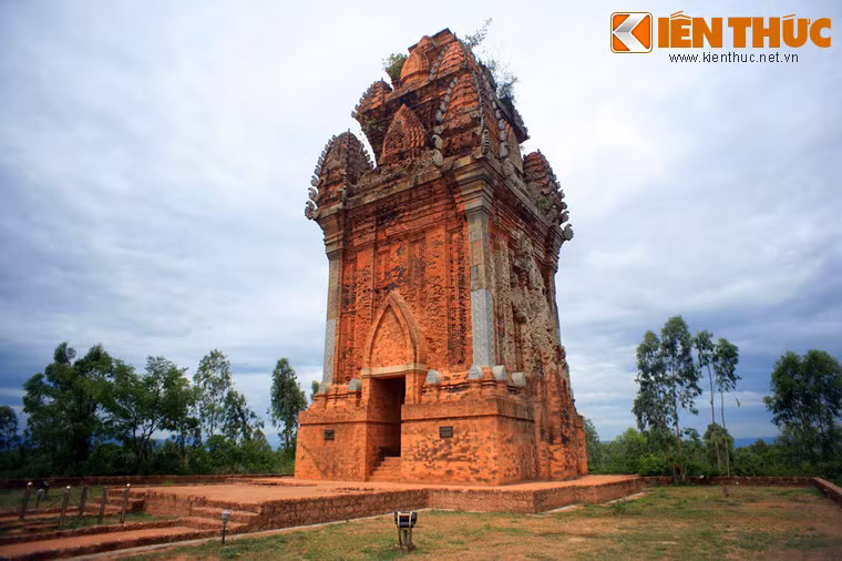  Tháp Cánh Tiên còn có tên gọi là tháp Đồng là một ngôi tháp nằm ở chính giữa thành Vijaya (Đồ Bàn) của người Chăm xưa, nay thuộc xã Nhơn Hậu, Thị xã An Nhơn, tỉnh Bình Định