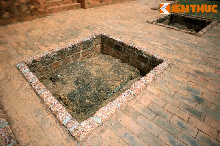 Như mọi ngôi tháp truyền thống khác, tháp cấu trúc gồm hai phần: tiền sảnh và điện thờ, hiện nay toàn bộ cấu trúc của tiền sảnh đã bị sụt lở từ lâu. Ảnh: Nền móng tiền sảnh còn sót lại nằm dưới hố khai quật.