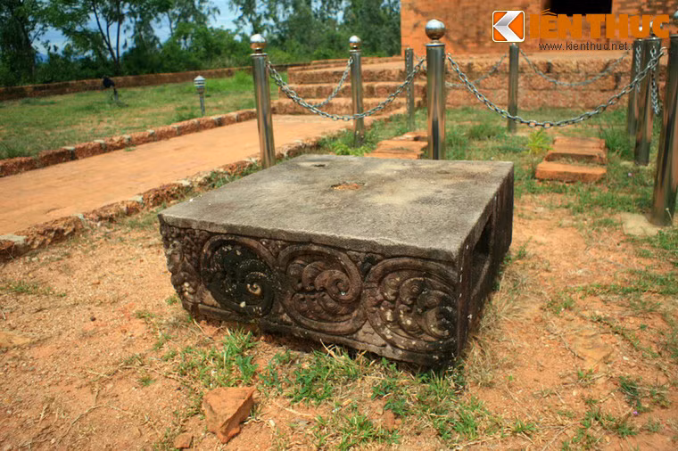 Về điều này, TS. Ngô Văn Doanh (Viện Nghiên cứu Đông Nam Á) từng nhận xét: "Về khía cạnh tôn giáo, tháp Cánh Tiên có vị trí gần giống như đền núi Bayon nằm giữa đô thành Angkor Thom của vương triều Angkor ở Campuchia cùng thời. Kiểu kết cấu của đô thành Angkor Thom đã có ảnh hưởng tới các vua chúa Chămpa khi xây dựng đô thành Vijaya".