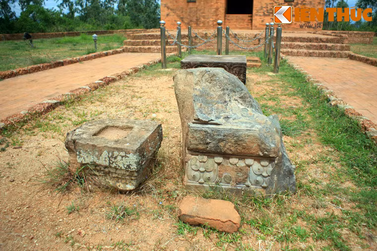 Cấu trúc một tháp của tháp Cánh Tiên là một hiện tượng rất lạ của kiến trúc đền tháp Champa, nên tòa tháp hẳn phải đóng một vai trò đặc biệt trong đời sống tôn giáo ở kinh thành Vijaya thời đó.