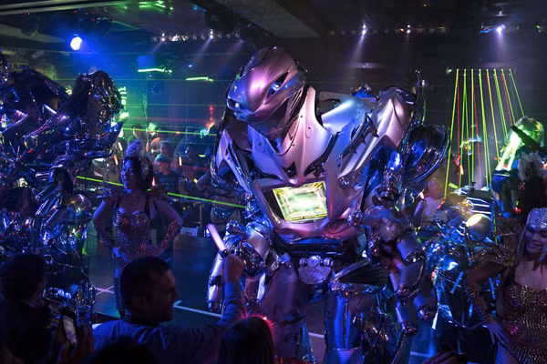 Những mô hình robot khổng lồ giống trong siêu phẩm Transformer có thể cử động theo âm nhạc khiến du khách vô cùng thích thú.