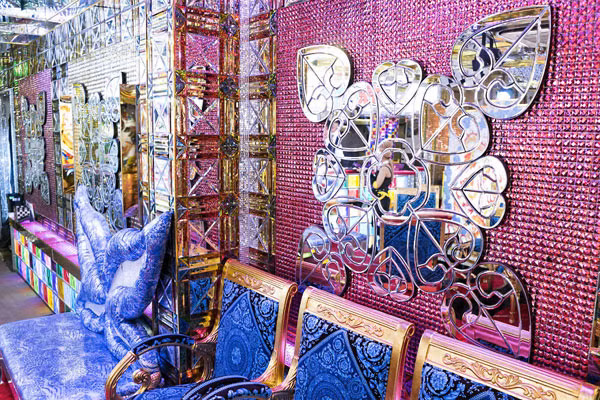 Toàn bộ nội thất được trang trí bằng đèn neon, hệ thống màn hình Led nhiều màu sắc, gương và đá bao quanh tường.