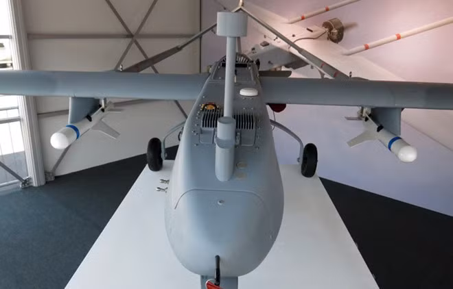 UAV MQ-7B được vũ trang 2 tên lửa hàng không cỡ nhỏ FILM cho phép tấn công mục tiêu với độ chính xác cao. Đây là thứ vũ khí hàng khủng khiến khách tham quan kính nể.