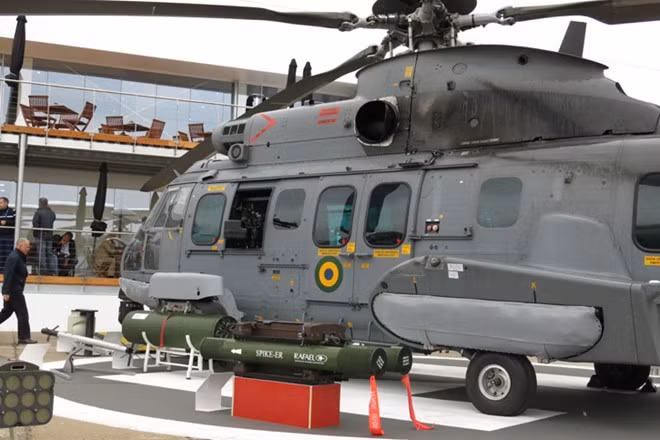 Trực thăng đa nhiệm EC-725 Caracal do tập đoàn Airbus Helicopter sản xuất. Nó được trưng bày cùng với tên lửa chống tăng Spike-ER của Israel và rocket trong cấu hình tùy chọn cho khách hàng.