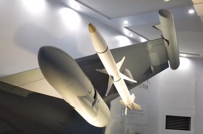 Mô hình pod gây nhiễu thế hệ mới và tên lửa chống bức xạ AGM-88E AARGM trang bị cho máy bay tác chiến điện tử E/A-18G Growler.