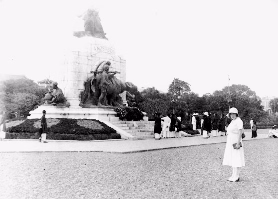 Theo thiết kế, phía trên tượng đài là hình ảnh hai người lính Pháp, một giương súng trường, một ném lựu đạn về hướng Cột Cờ. Phía dưới là bốn bức tượng "Sĩ, Nông, Công, Thương" quây quanh, đại diện cho bốn tầng lớp cơ bản của xứ An Nam hồi đó.