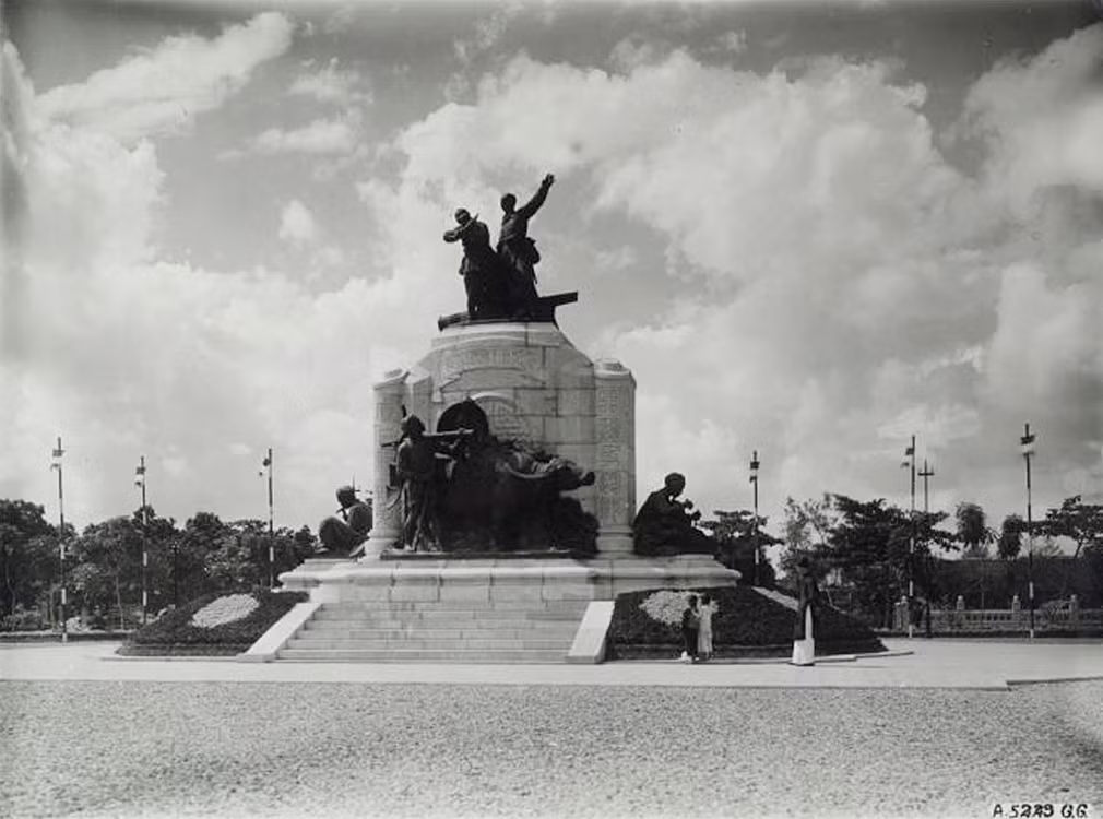 Tháng 3/1945, Nhật đảo chính Pháp, dựng chính phủ Trần Trọng Kim. Thị trưởng Hà Nội khi đó là bác sĩ Trần Văn Lai, nhà trí thức có tư tưởng yêu nước và tiến bộ. Một trong những việc đầu tiên ông làm trên cương vị Thị trưởng là cho kéo đổ tất cả các tượng mang dấu ấn thực dân ở nơi công cộng.