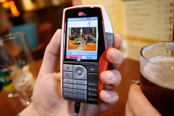  2. Virgin Mobile Lobster 700TV - Năm ra mắt: 2006. Vào năm 2006, Virgin Mobile Lobster 700TV là một trong những chiếc điện thoại nỗ lực mang đến cho người dùng nhiều tính năng thú vị hơn một chiếc điện thoại bình thường. Vì thế, nhà sản xuất đã trang bị cho nó thêm một số phần cứng có thể biến chiếc điện thoại thành một chiếc radio và một chiếc TV tí hon. Vấn đề nằm ở chỗ tất cả đã khiến ngoại hình của Virgin Mobile Lobster 700TV quá lạ lẫm và cồng kềnh so với gu của người dùng lúc đó.