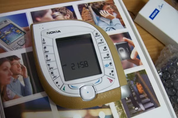  8. Nokia 7600 - Năm ra mắt: 2003. Vào những năm 2000, Nokia vẫn là hãng sản xuất được ví là "nhà vua" trên thị trường di động. Tuy nhiên không phải chiếc điện thoại nào của hãng này cũng nhận đươc nhiều phản hồi tích cực và Nokia 7600 là một trong số đó với phần bàn phím được cho là quá khó để tương tác.