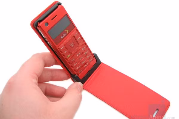  7. Samsung Upstage - Năm ra mắt: 2007. Trước khi "thời đại" Android chính thức bắt đầu và dòng Galaxy bắt đầu được ý đến, Samsung không phải là một trong nhà sản xuất điện thoại hàng đầu. Tuy nhiên vào năm 2007, dường như mọi thứ đã bắt đầu thay đổi khi Samsung giới thiệu chiếc Samsung Upstage. Theo đó, ngay tên gọi của chiếc máy này đã thể hiện nhiều hy vọng Samsung gửi gắm vào nó cho một cuộc cách mạng di động. Dù vậy, với thiết kế không đẹp và kém sang, Samsung Upstage đã không nhận được nhiều thành công.