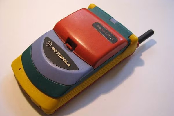  9. Motorola StarTAC Rainbow - Năm ra mắt: 1996. Đúng như tên gọi, chiếc Motorola StarTAC Rainbow có ngoại hình cực kỳ sặc sỡ và "bảy sắc cầu vồng". Nhìn chung, chiếc điện thoại mà bạn đang thấy khá giống một món... đồ chơi tuy nhiên suy cho cùng cũng không nên quá khắt khe với một chiếc điện thoại ra đời từ năm 1996.