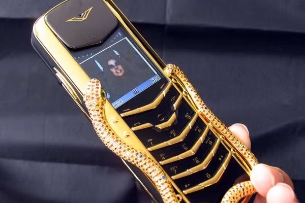  4. Vertu Signature Cobra - Năm ra mắt: 2006. Có thể bạn cũng sẽ bất ngờ khi thiết kế điện thoại di động chỉ dành cho đại gia Vertu Signature Cobra cũng bị TechRadar xếp vào nhóm những chiếc điện thoại xấu xí nhất thế giới. Với giá thành lên tới 310.000 USD vào năm 2006, người dùng sẽ có một thiết bị với ngoại hình cực kỳ sang chảnh, cấu thành từ nhiều chất liệu quý và những họa tiết "nhấn nhá" kỳ lạ.