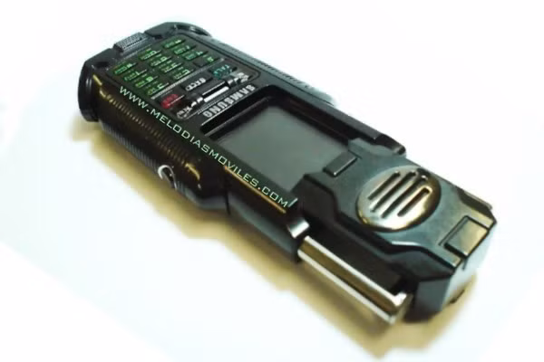  1. Samsung NPH-N270 Matrix - Năm ra mắt: 2003. Trong phim The Matrix Reloaded có xuất hiện một thiết kế điện thoại di động cực kỳ hầm hố của Samsung mang tên gọi Samsung NPH-N270 Matrix. Lúc bấy giờ, chiếc điện thoại này có giá lên tới 500 USD. Với thiết kế trên, có vẻ chiếc Samsung NPH-N270 Matrix cực kỳ phù hợp với "không khí" tương lai, tuy nhiên rõ ràng đối với một người đại trà nó chẳng ổn chút nào với màn hình quá nhỏ và quá nhiều chi tiết thừa, đặc biệt là ở phần loa.