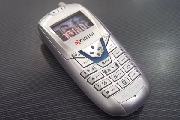  6. Kyocera Blade - Năm ra mắt: 2003. Chiếc Kyocera Blade mà bạn đang thấy được cho là đã vay mượn khá nhiều đường nét từ những chiếc điện thoại đến từ Sony Ericsson vào thời điểm năm 2003. Dù vậy, có vẻ như nhà sản xuất này đã làm chưa tới. Với ngoại hình không thực sự ấn tượng và thân máy dày tới 23mm, rõ ràng Kyocera Blade không phải là một lựa chọn tối ưu khi người dùng tìm mua máy.