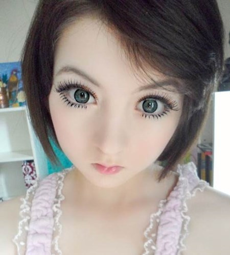 Venus Isabelle Palermo - cô gái người Anh - bắt đầu nổi tiếng khi đăng tải những video hướng dẫn làm đẹp lên YouTube. Cô thường xuyên thay đổi màu tóc, ăn mặc và trang điểm như búp bê từ năm 15 tuổi. Venus được nhiều người khen ngợi nhờ có chiếc cằm nhọn đúng chuẩn búp bê, làn da trắng sứ và đôi mắt to ngây thơ. Ảnh: Daily Mail.