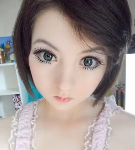 Venus Isabelle Palermo - cô gái người Anh - bắt đầu nổi tiếng khi đăng tải những video hướng dẫn làm đẹp lên YouTube. Cô thường xuyên thay đổi màu tóc, ăn mặc và trang điểm như búp bê từ năm 15 tuổi. Venus được nhiều người khen ngợi nhờ có chiếc cằm nhọn đúng chuẩn búp bê, làn da trắng sứ và đôi mắt to ngây thơ. Ảnh: Daily Mail.