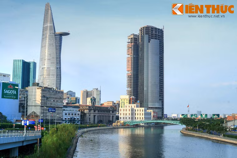 Bắc qua kênh Bến Nghé, nối liền giữa Quận 1 và Quận 4, cầu Mống ở Sài Gòn là cây cầu cổ duy nhất của Sài Gòn từ thời Pháp thuộc còn tồn tại đến ngày nay.