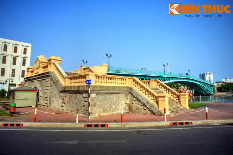 Cũng có thể vì hình dáng của chiếc cầu giống như vòng mống nên dân Sài Gòn xưa gọi là cầu Mống.