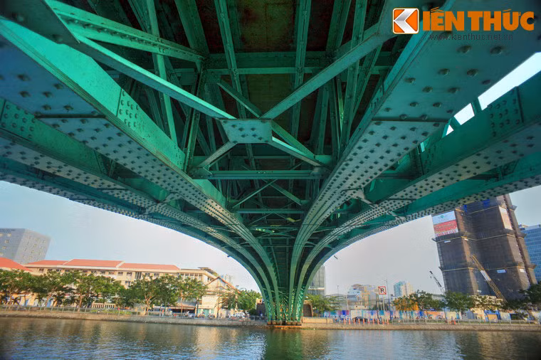 Trong giai đoạn thi công Đại lộ Đông - Tây và Đường hầm sông Sài Gòn vào những năm 2000, cầu Mống đã được tháo dỡ hoàn toàn.