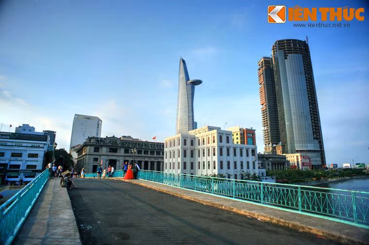 Theo thiết kế ban đầu, cầu Mống được dùng cho cả người đi bộ và phương tiện cơ giới. Đầu cầu phía Quận 1 có hai đường dẫn, một để đi lên cầu sang Vĩnh Hội (quận 4) và một để từ phía Vĩnh Hội đi qua để xuống bến Chương Dương. Sau này, cầu chỉ còn dành cho người đi bộ.