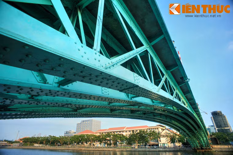 Xung quanh tên gọi cầu Mống có nhiều cách lý giải khác nhau.