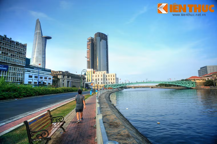 Cầu dài 128 mét, rộng 5,2 mét, lề bộ hành rộng 0,5 mét, được xây bằng thép kiên cố, mang đậm dấu ấn kiến trúc cầu phương Tây cuối thế kỷ 19.