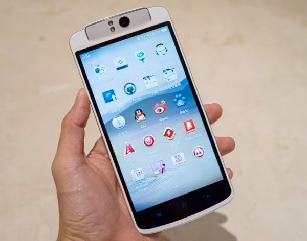  Oppo N1. Là một chiếc smartphone độc nhất vô nhị, Oppo N1 có camera xoay được gần 360 độ. Camera này vừa có thể chụp từ phía trước, vừa có thể chụp từ phía sau. Độ phân giải của nó là 13MP, được trợ sáng bởi 2 đèn flash, khẩu độ ống kính cực đại F2.0. Máy được trang bị màn hình 5,9 inch độ phân giải 1.920 x 1.080 pixel, chip Snapdragon 600 lõi tứ xung nhịp 1,7GHz, RAM 2GB, bộ nhớ trong 16GB hoặc 32GB, không có khe cắm thẻ nhớ microSD, pin dung lượn 3.610mAh. Giá bán khoảng 12.700.000 đồng.