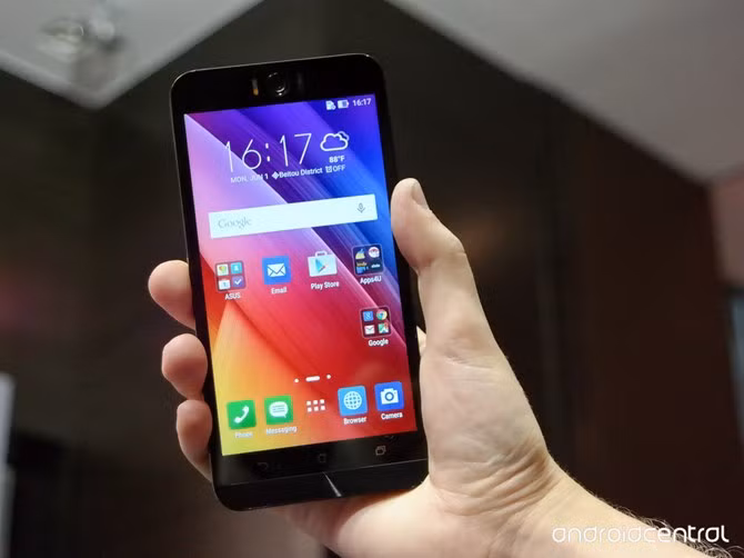  Asus Zenfone Selfie. Zenfone Selfie là sản phẩm mới nhất trong danh sách này. Máy được ra mắt tại triển lãm Computex 2015 vừa diễn ra tại Đài Loan và hiện giờ chưa có bán ở Việt Nam. Cấu hình của sản phẩm này khá ấn tượng bao gồm: màn hình kích thước 5,5 inch độ phân giải 1.920 x 1.080 pixel, chip Snapdragon 615 tám lõi xung nhịp 1,7GHz, RAM 3GB, bộ nhớ trong 32GB, camera chính 13MP, camera phụ cũng 13MP, được trợ sáng bởi đèn flah kép, pin 3.000mAh.