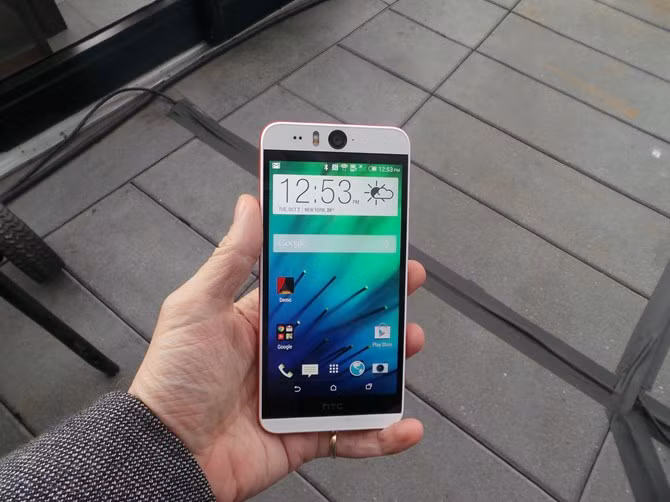  HTC Desire Eye. Desire Eye là chiếc smartphone chuyên selfie đầu tiên của HTC. Mặc dù ra mắt đã khá lâu nhưng đến nay Desire Eye vẫn là một trong những chiếc smartphone chụp ảnh tự sướng tốt nhất. Máy được trang bị màn hình kích thước 5,2 inch độ phân giải 1.920 x 1.080 pixel, chip Snapdragon 801 lõi tứ xung nhịp 2,3GHz, RAM 2GB, bộ nhớ trong 16GB, hỗ trợ mở rộng bằng thẻ nhớ microSD, camera chính 13MP, camera phụ cũng 13MP, được trợ sáng bởi đèn flash kép, khẩu độ ống kính cực đại F2.2, pin 2.400mAh. Giá bán khoảng 10.000.000 đồng